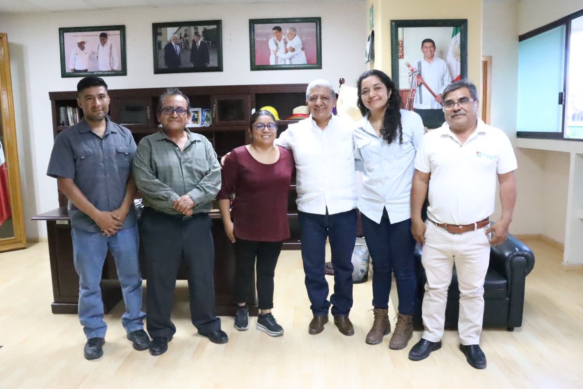 SEFADER_GobOax's tweet photo. Se reúne el secretario @LopezLeyvaV con el presidente de la Asociación de Egresados de Chapingo, Gerardo Ortíz Santiago y demás integrantes de la mesa directiva, para tratar temas de vinculación con la #Sefader. https://t.co/oxwsHQAXDo