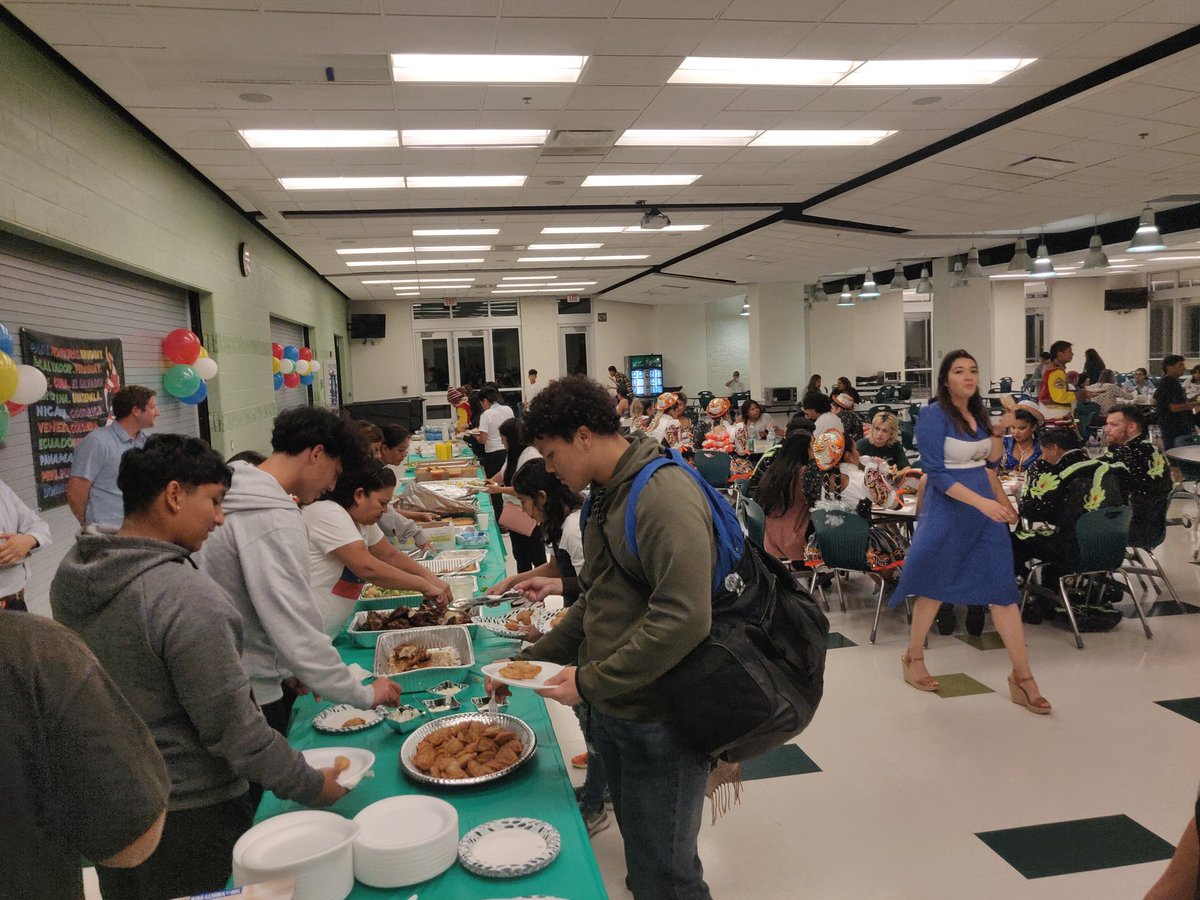 LUA_APS_FACE's tweet image. Así celebran los guerreros el mes de la herencia hispana.
@APSVirginia @WarriorBalasWHS @wakefieldptsa
 #APSHHM