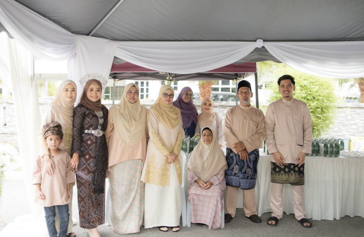 juhaida98's tweet photo. Okay nampak beno terpaling kecik kat situ🤣 semua family huzai tinggi2🤣 https://t.co/6rwx2Idpoe