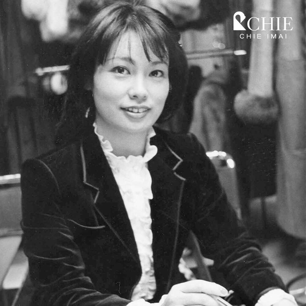 CHIEIMAI_info's tweet photo. デザイナー 今井千恵
誰も考えなかった軽くて日常的に着られる綺麗な色のファーコート、ジャケット 「モザイク・ドゥ・チエ 」を今井千恵が開発✨
https://t.co/UUqc9fOEsz
#chieimai #チエイマイ #chiechic #チエシック
#今井千恵 #デザイナー #ファー #MORRIS #モーリス https://t.co/oUTYxLKuQA