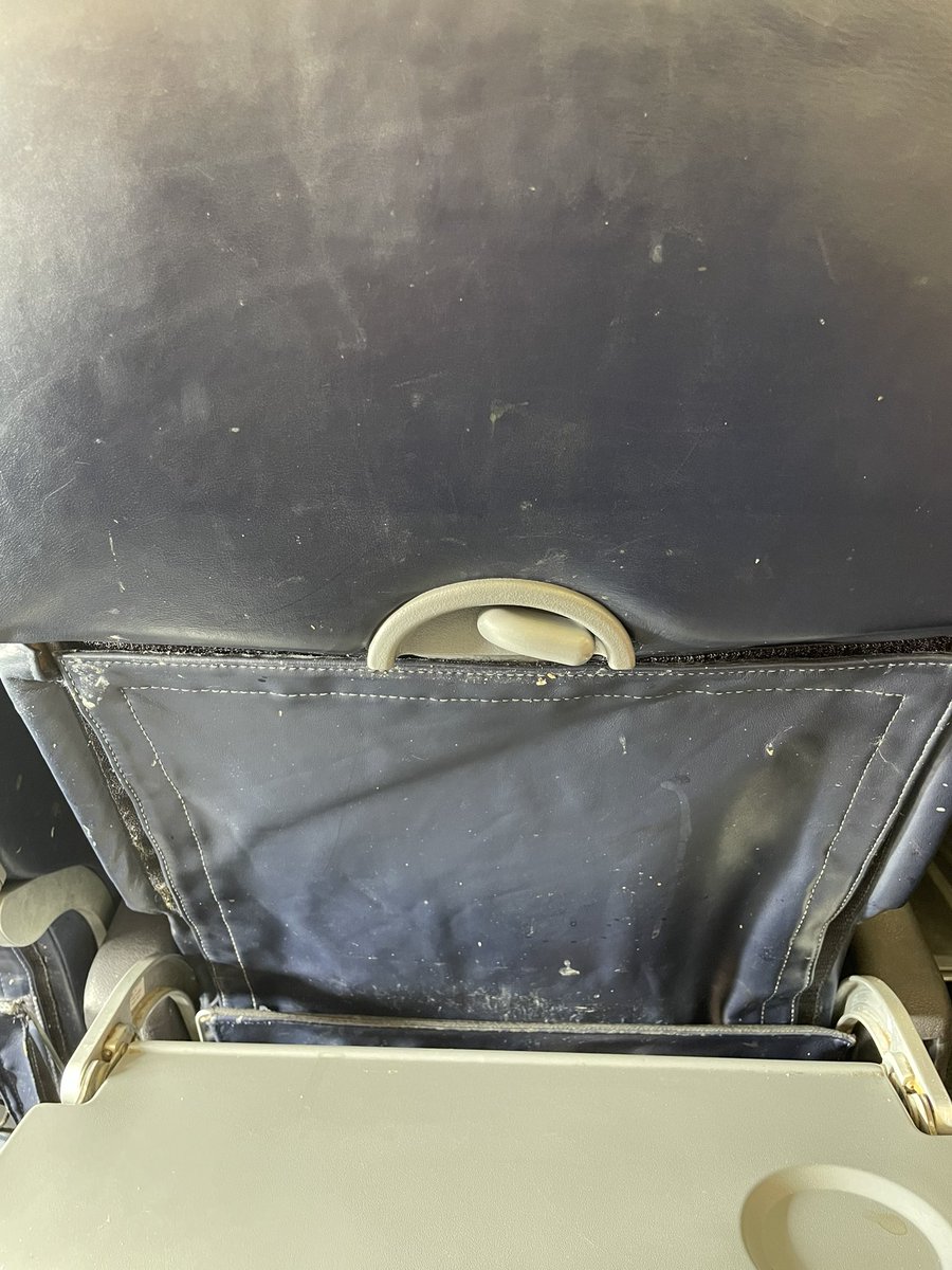 YassChapo's tweet photo. ✈️ Vol AH 1084, Oran/Paris : Inacceptable ! L’état pitoyable et la saleté de l’avion m’ont choqué. Comment peut-on négliger ainsi la propreté et le confort des passagers ? Voici les photos et vidéo pour preuve. 😡 #airalgérie #avionsale #airalgerie https://t.co/Vq6lHDaO0k