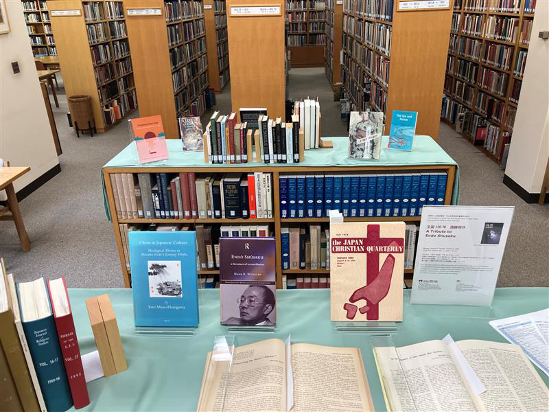 📚図書室の景色   

#国際文化会館 の #図書室 では現在、日仏会館図書室@BMF_JPNとの共催で、書籍小展示を実施しています。

 小説家、#遠藤周作 の生誕100年にちなんで、遠藤作品の翻訳書や研究書を10月31日（火）まで展示中です。
#ihouselibrary
 
i-house.or.jp/programs/libra……