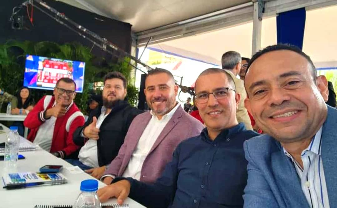 Nuestro gobernador @GPintoVzla estuvo en Miraflores, participando en una reunión estratégica con el Alto Mando Político y Militar Ampliado de la Revolución, donde el Pdte <a href="/NicolasMaduro/">Nicolás Maduro</a> bajó orientaciones para la defensa de la paz. 

#SomosMayoríaDePaz