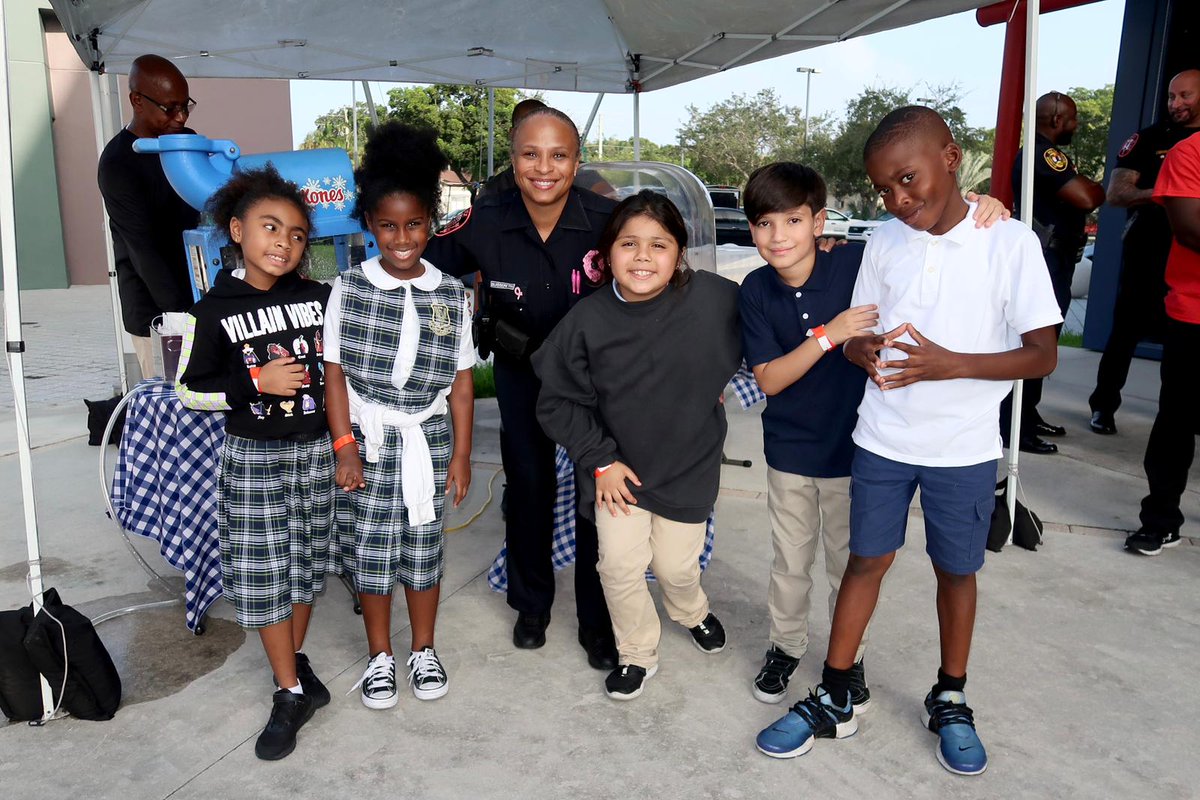NorthMiamiPD's tweet photo. Thank you for joining us at National Night Out! We hope you enjoyed meeting your North Miami Officers, city organizations, and community members. We appreciate your support. When you see us around town, give us a 👋!
#NMPD #NorthMiamiPD #NorthMiamiPolice #Nationalnightout2023 https://t.co/IeVrxNnV2v