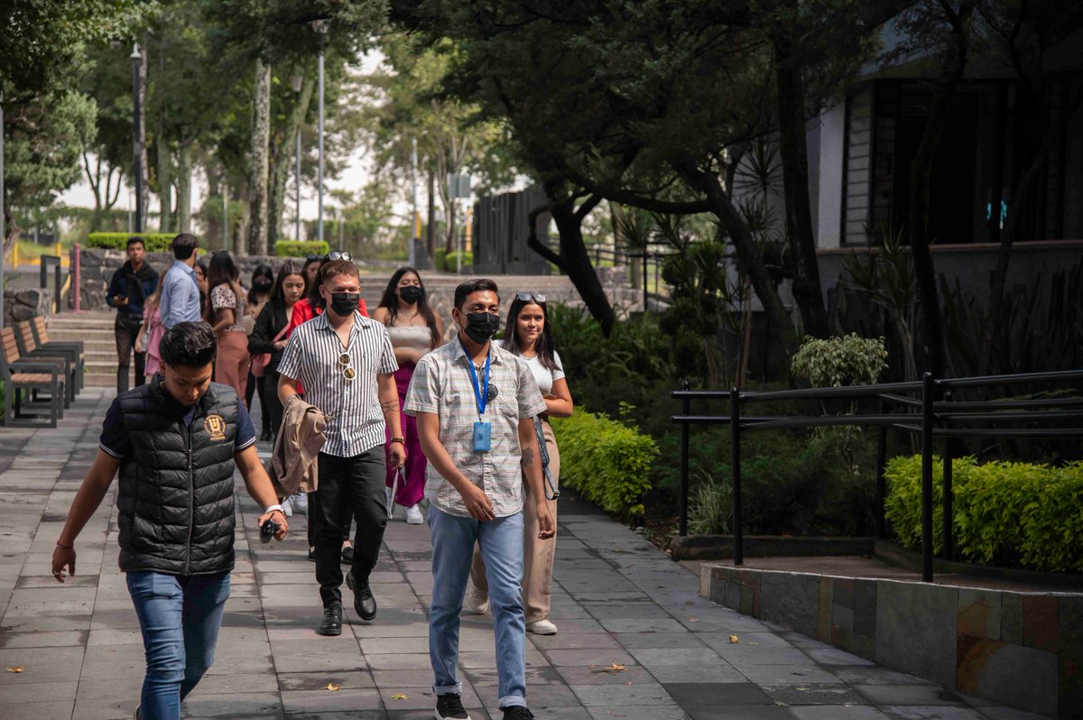 Gracias por su bonita visita, alumnas y alumnos del @cuvallesudg 🤗 Hoy disfrutamos mucho del diálogo y la sesión de fotos con ustedes 📸😎 Pd. Les deseamos excelente estancia en #CDMX y no olviden alimentarse sanamente para no desmayarse 🙃