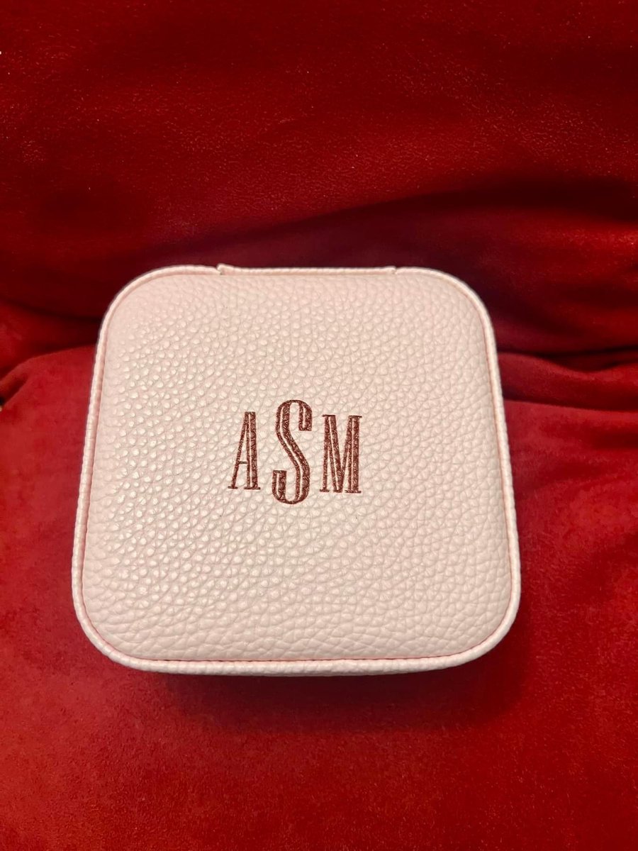 totescrow's tweet image. Perfect for birthdays, bridesmaids, Christmas, graduations, Valentine’s Day or just because! 

#SmallJewelryOrganizer #3colors #thirtyone