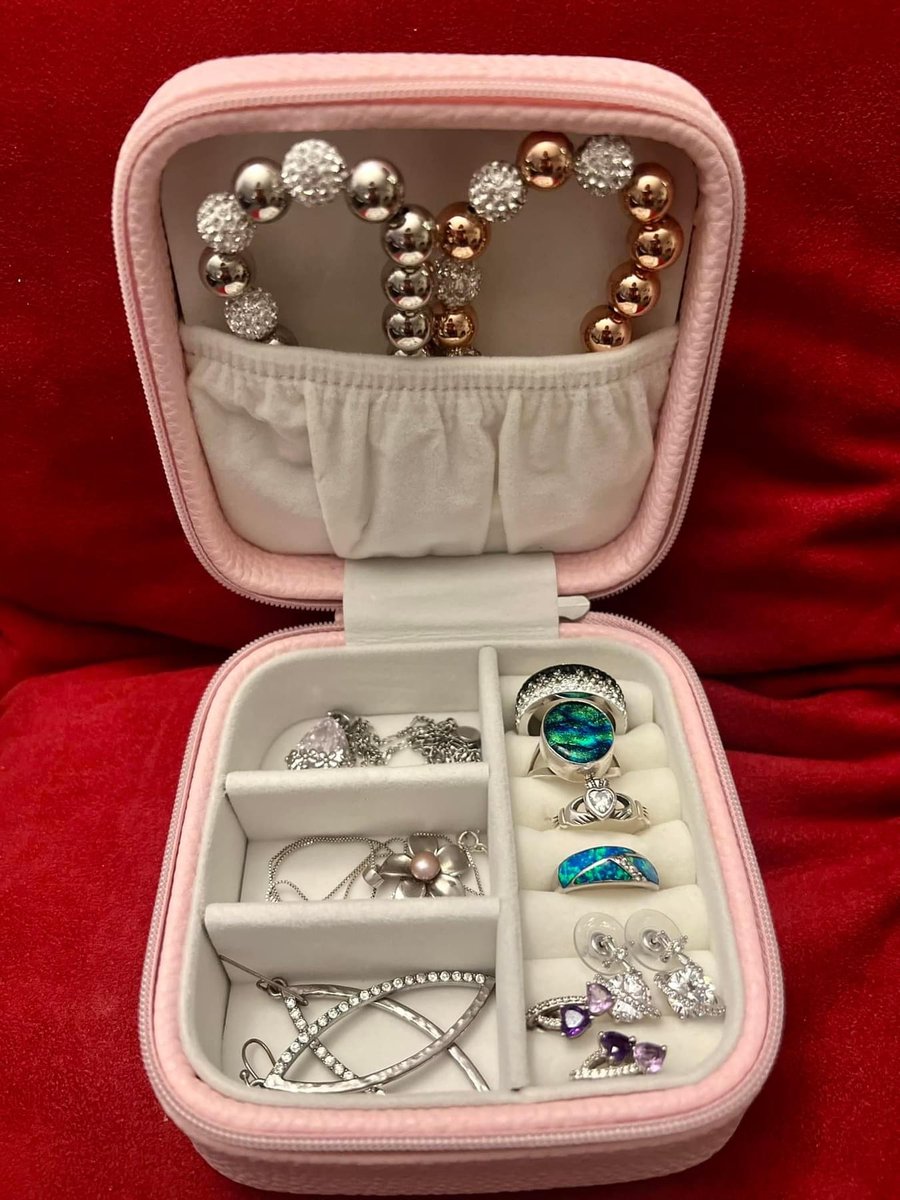 totescrow's tweet image. Perfect for birthdays, bridesmaids, Christmas, graduations, Valentine’s Day or just because! 

#SmallJewelryOrganizer #3colors #thirtyone