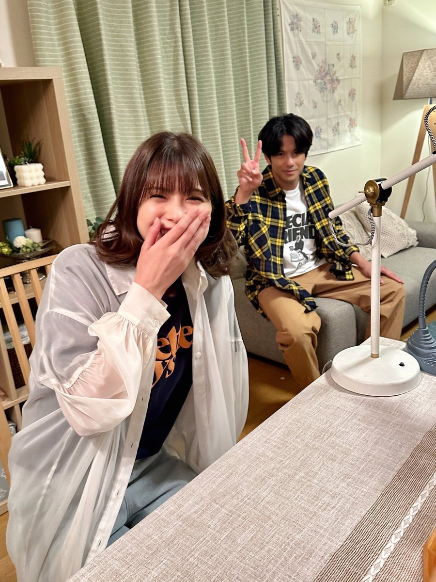 _blackfamilia_'s tweet photo. |◤#ブラックファミリア
初回放送まであと2時間🎭◢|

✦ #BFオフショット 📸✦

新堂家のリビングで撮影中の沙奈✌
ふりかえると…
優磨も一緒に✌してくれてました☺️
仲良し家族です🏡

#森崎ウィン #渡邉理佐
#初回放送本日深夜0時9分スタート

#ブラックファミリア で感想お待ちしてます🪞 https://t.co/OoIyJYCNvo