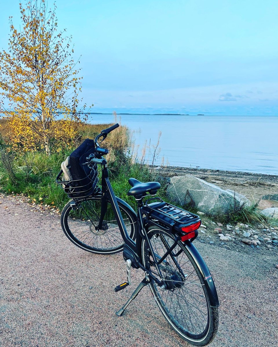 maki_kirsi's tweet photo. Nyt on #lokakuu, ja minusta näkee sen. 

Mutkittelin töihin @kumppanuus Hietasaaren kautta. Oi, mikä määrä #happea! Ja pyöräily vaan on niin kivvaa. 

#Oulu #pyöräily https://t.co/XLByzQa9nB