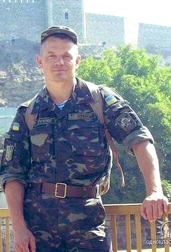 Сьогодні -дев'яті роковини від дня його героїчної смерті.
ЄВГЕН ПІВЕНЬ,старший офіцер 79-ої окремої аеромобільної бригади. Народний Герой України.

Народився в німецькому місті Веймар 2 грудня 1972 року.

Ніколи не забуваймо тих,хто першими став на захист України!

Вічна пам’ять!