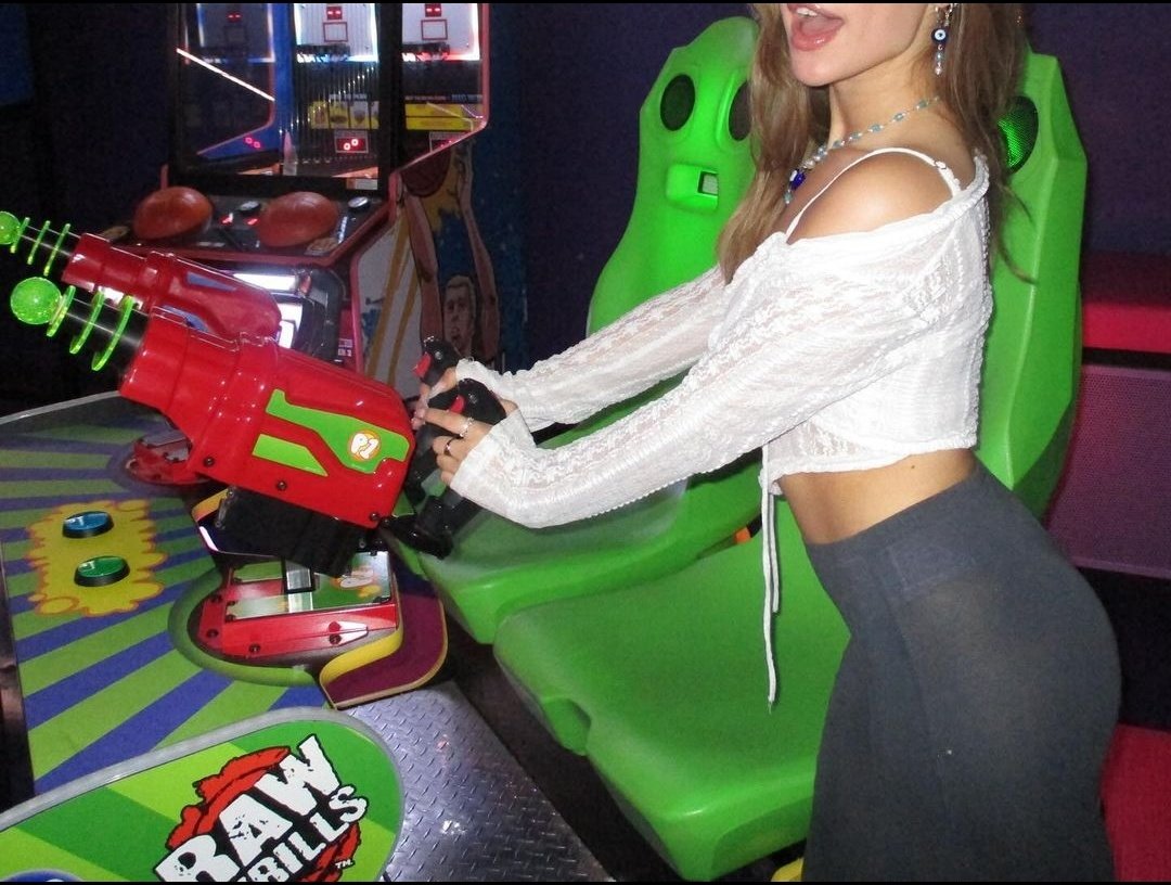 JuliMoreau_'s tweet photo. you wanna play with me? 💚 https://t.co/kbZFwgtREa