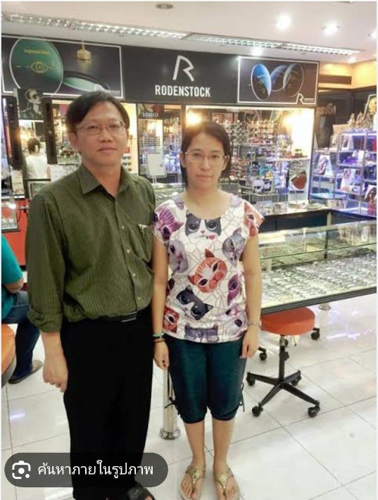 ตอนแรกตั้งใจจะไม่ลงรูปพ่อแม่มันนะ แต่จนถึง ณ ชม.นี้ ก็ยังไม่เห็นออกมาขอโทษครอบครัวผู้สูญเสียหรือแสดงความเสียใจอะไรต่อสาธารณะชนเลย ห่วงชื่อเสียง หน้าตา สถานะทางสังคมขนาดนั้นเลยเหรอ ถึงจุดนี้มีอะไรให้เสียอีกเหรอคุณทั้งสอง