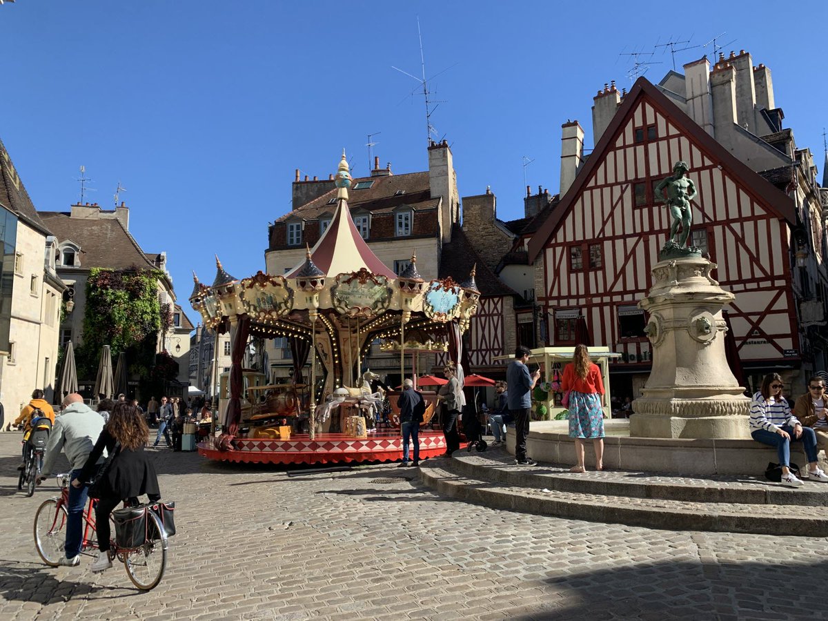 Lebienpublic's tweet photo. 🔴#Dijon : le carrousel de la place François-Rude complétement détruit par un incendie
https://t.co/pzQqyGeAT4 https://t.co/iLEZ3OIYdQ