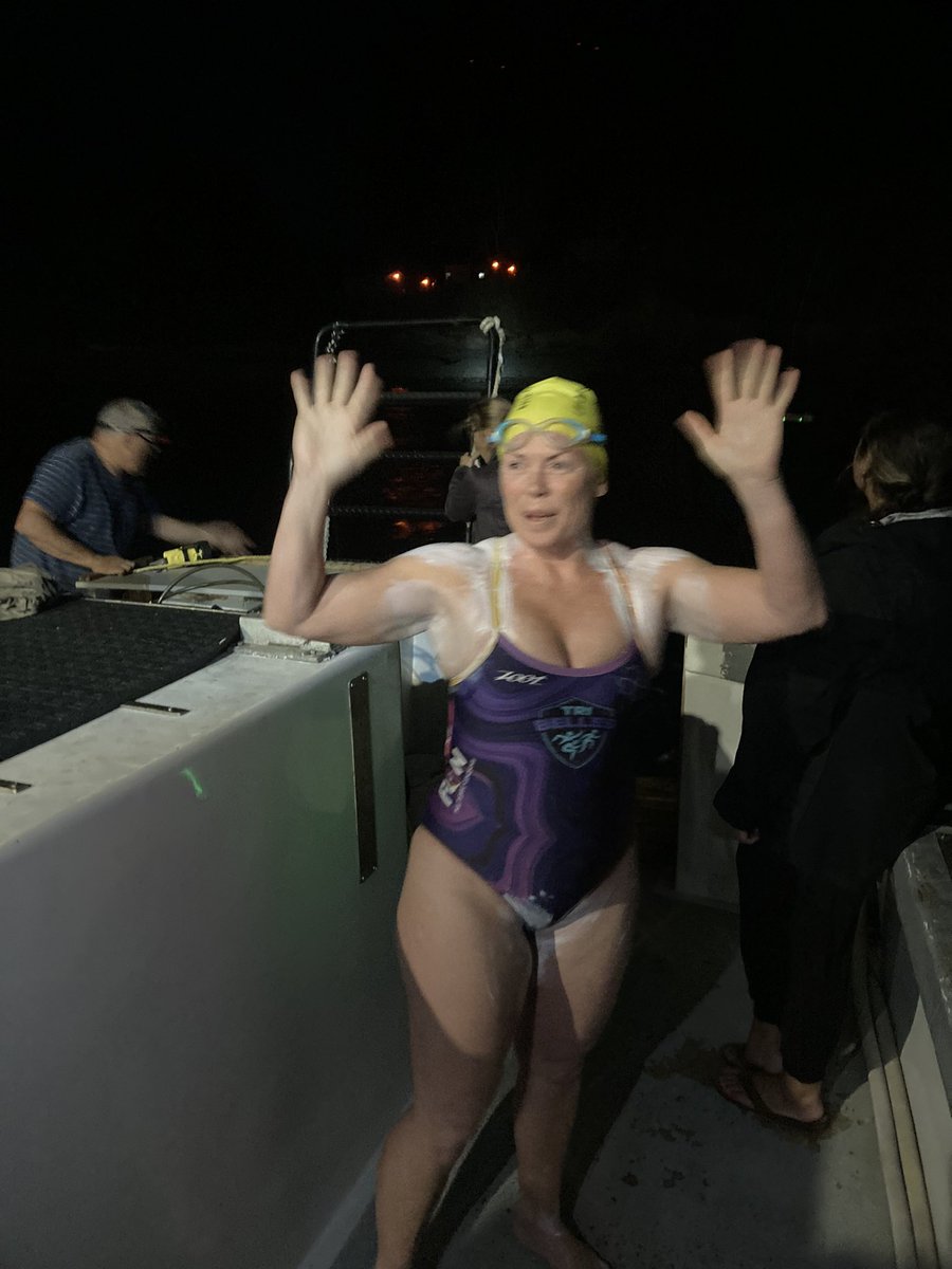 CoachTimSwim's tweet photo. Jo Norman has just started her Catalina Channel solo swim from the island to the mainland. She’s being escorted by the boat Bottom Scratcher. 15mins in and settling down nicely. Water temp is around 18.5C. Light wind and current into her face atm but will be fine @RedTopSwim https://t.co/u3zsajF2dK