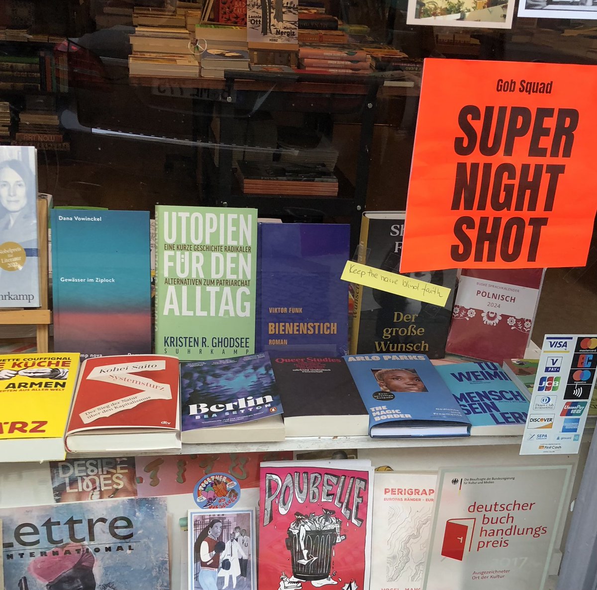 verbrecherei's tweet photo. Schaufenster, die wir lieben: der buch|bund zeigt den Roman "Bienenstich" von @Viktor_Funk.
Wir danken!
Zum Buch: https://t.co/yueXIpmqsj
#verbrecherei #verbrecherverlag #bienenstich #viktorfunk https://t.co/7oWYOhPJbO