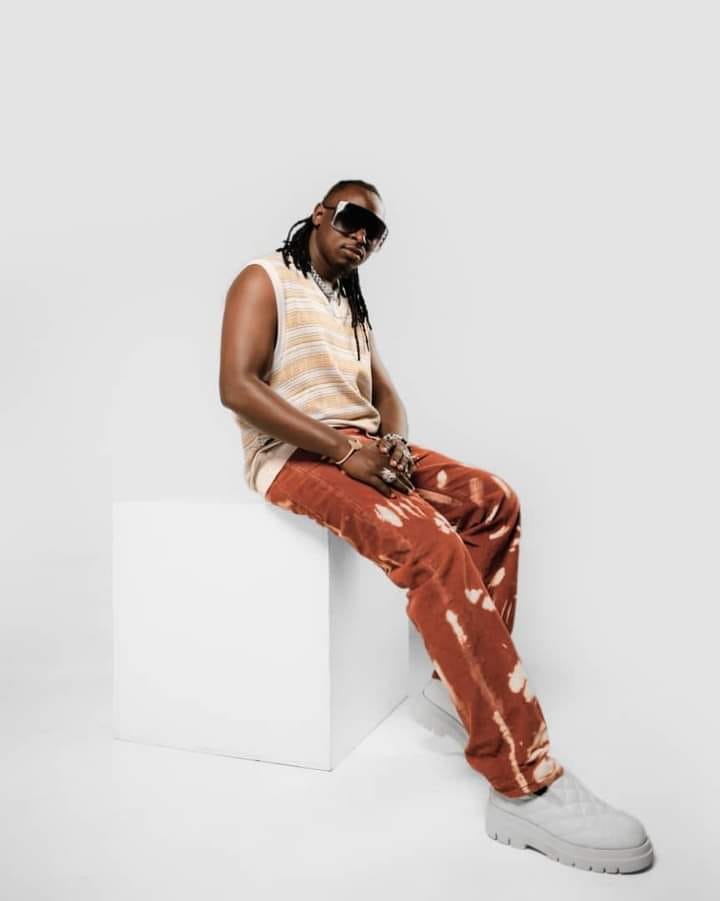 On Air: #LunchTimeRequest.
Presented to you By: @Trekk256

Send Whatsapp voice Note: 0759531358
Listen Online: blackmarketrad.io