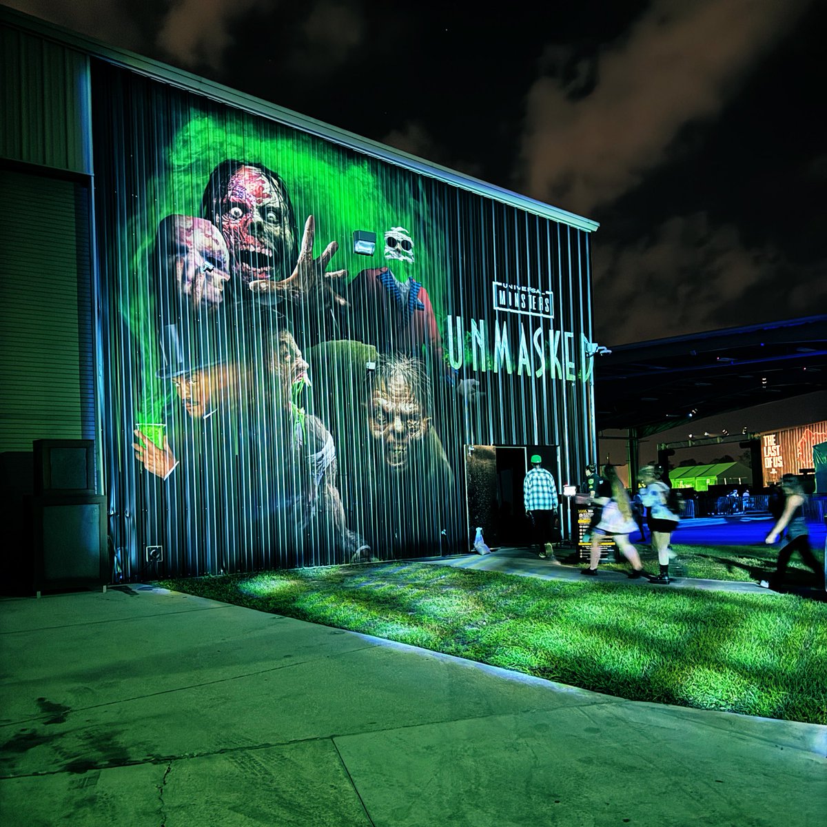 Freaks_HHN's tweet photo. My favorite way to end the night… 

A big #UOFistBump to the whole cast of this awesome house. I already loved the Phantom, but the memories in here have opened up a new world of horror! 

I send 🫶🫶🫶to all of you! 

#HHN32 @HorrorNightsORL #unmasked @UniversalORL https://t.co/dxmyNJlnax