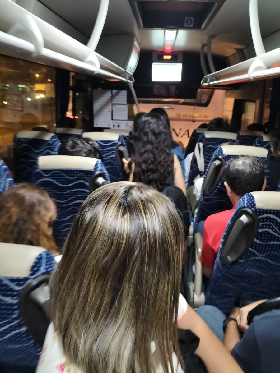 mmarcetc's tweet photo. Bus de la línea Sitges-Barcelona aquest mati. De les 6:30 a 8 surt de Roquetes i arriba a Sitges ple. Gent dreta com es veu per passar autopista,  Aixi cada día laborable. Paguem un servei que es perillos ja que un autocar no pot anar aixi per carretera.
Farem alguna cosa?? https://t.co/UGzeIYQSZr