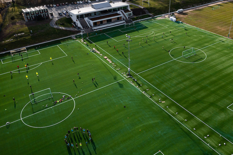 Satsa på idrotten. Elitfotbollen vill och kan göra en större insats för ett bättre samhälle:
svenskelitfotboll.se/satsa-pa-idrot…

Vi måste alla ta ansvar och hjälpas åt för att göra samhället till en bättre plats. Idrotten i stort kan med rätt resurser kan göra större skillnad.