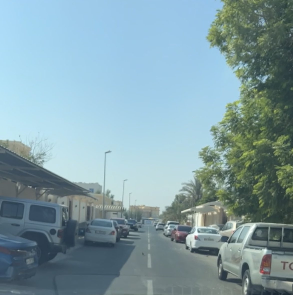 الى المسؤولين الأعزاء 
الفيلا أو المنزل الغير مصمم للتقسيم وبدون موافقة الجهات المسؤولة والذي يتم تقسيمة  على اكثر من ساكن في وسط الأحياء السكنية المخصصة للعوائل
لها سلبيات عديدة خاصة على المرافق والخدمات واغلاق الطرق وتضيقها بكثرة السيارات 
لماذا لا تتحرك الجهات المسؤولة من