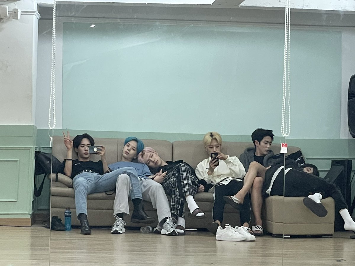 WEi__Member's tweet photo. [#준서] 여섯명이서 모일 때 제일 행복한 사람들 ㅎ 3주년 진짜진짜 축하해🤍🫧 https://t.co/FKI4LzVFzW
