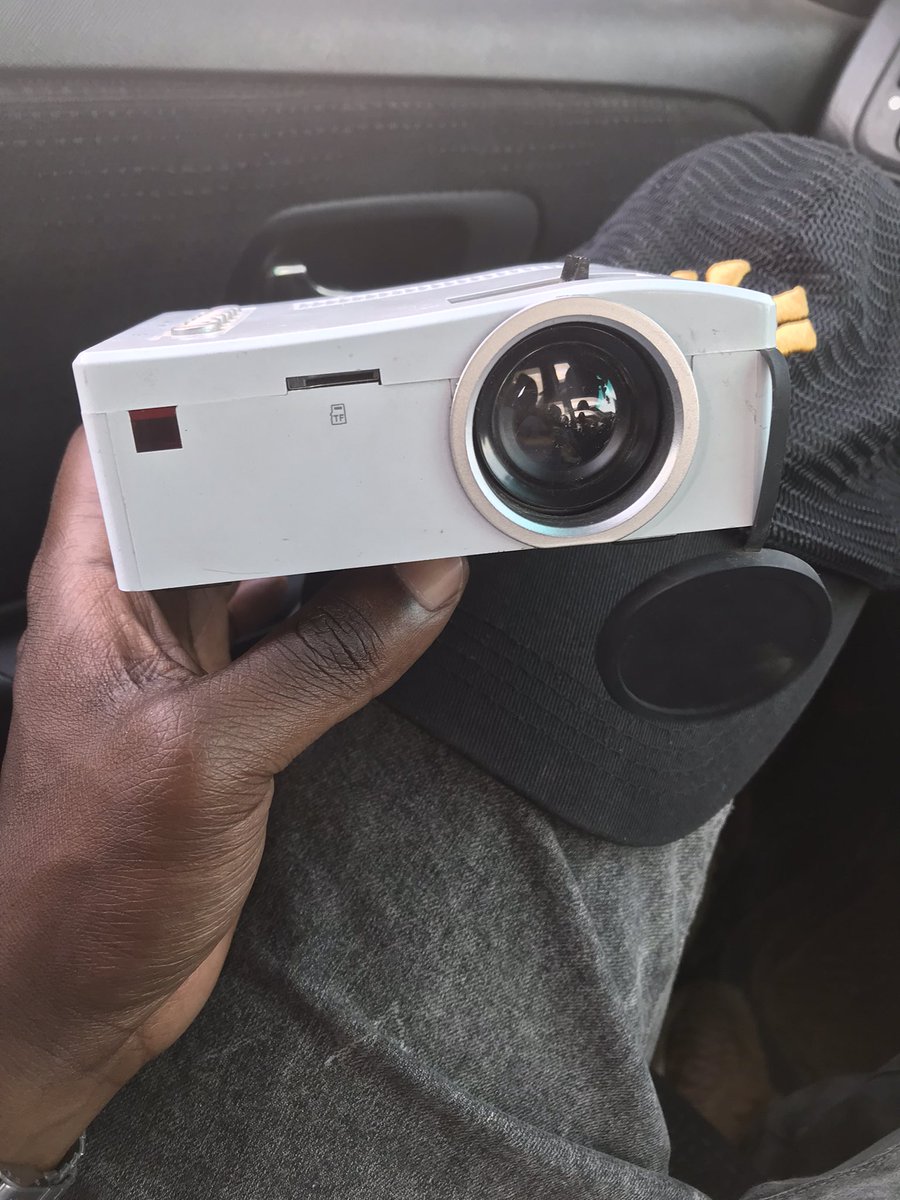 Mini Projector 
Good condition 
Full HD
720P
Best quality at 60 - 65”
HDMI
SD card 
USB
Only at K900

Please retweet someone on your TL might need this 🙏🏿