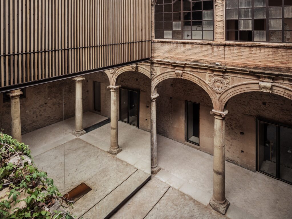 En el #JuevesDeArquitectura de hoy se construyen la historia y la simetría. Los espacios son a la vez reales y virtuales en el Palau-Castell de Betxí, rehabilitado por El Fabricante de Espheras.
Foto: Milena Villalba. 

jaumeprat.com/2023/10/el-fab…