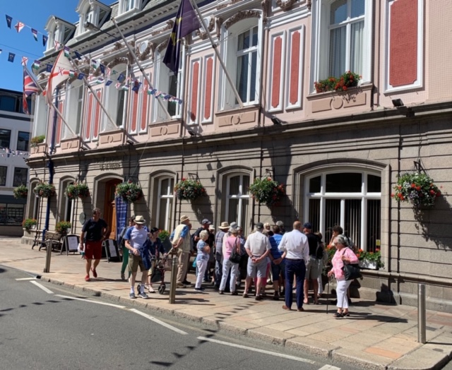 StHelierJsy's tweet photo. It's Thursday, and today's free #StHelierHistoryWalk is 'A Walk in Jèrriais', led by #JerseyTouristGuidesAssociation's Jean Treleven. Leaving the Town Hall at 10.30am, all welcome but preferred if you book in advance via Eventbrite. See you shortly! #PoSH #PoSHHistoryWalks https://t.co/kFBXwnMyoG