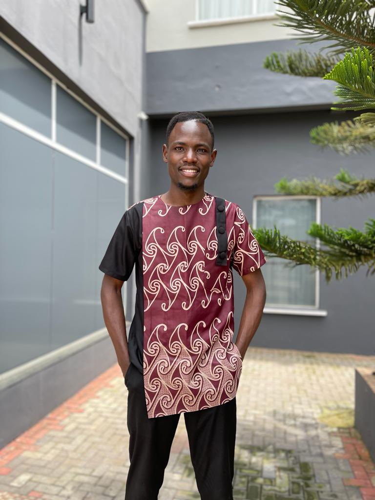 sewyourstyle's tweet photo. We all agree that @_SteveTheRev is a good model innit? 🌞
Contact us For custom made African shirts #sewyourstyle https://t.co/iSTYQFFp8y