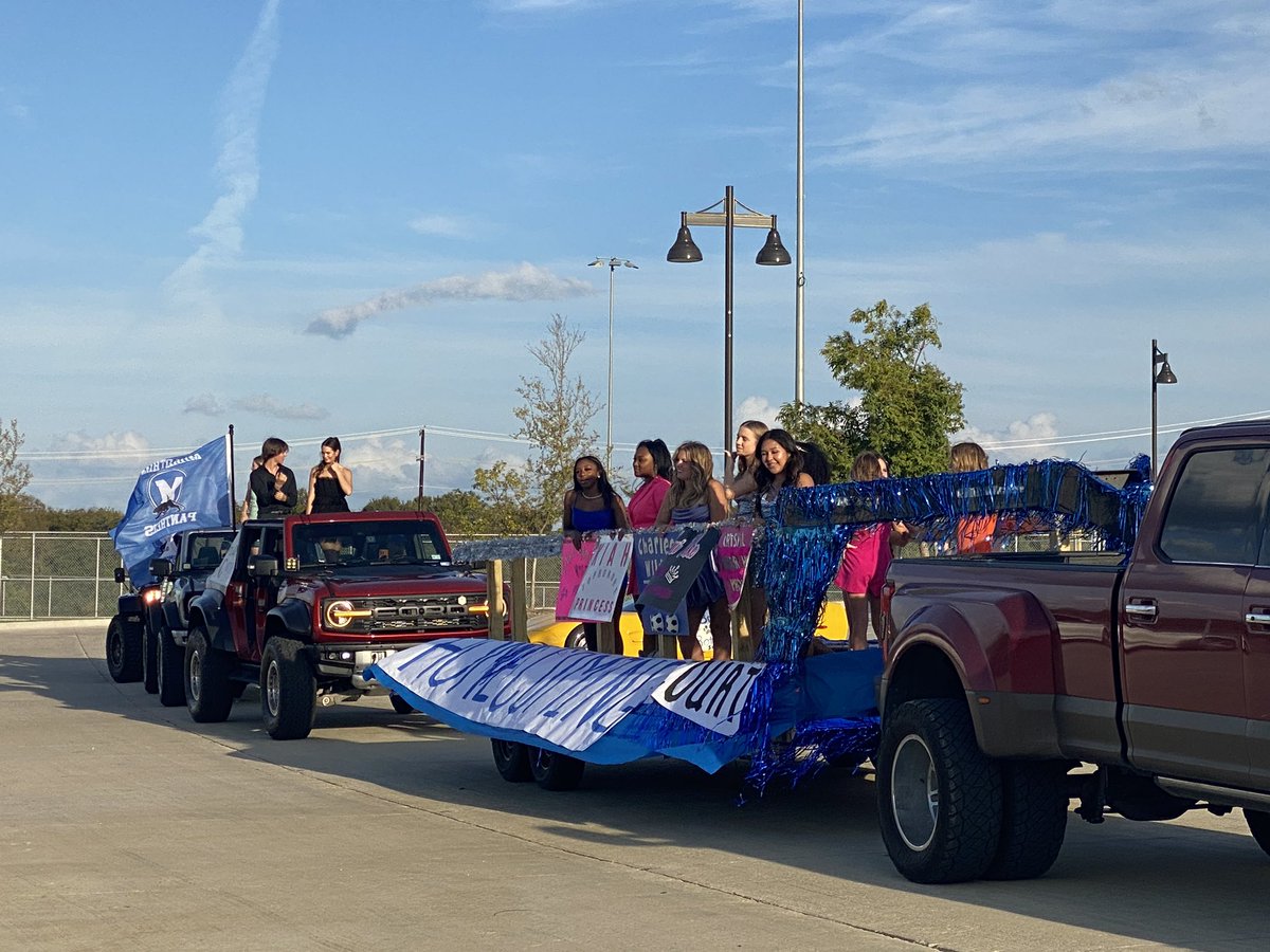 Frogman87's tweet photo. Had a great end of our day at the Midlothian ISD Homecoming Parade!  We had tons of participation and fun! #MISDProud https://t.co/gEKYBLEWi1