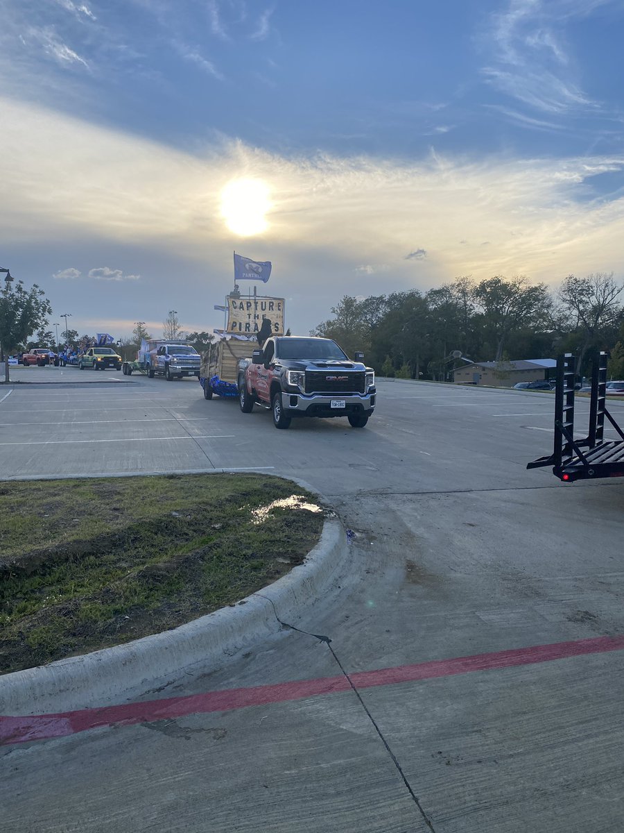 Frogman87's tweet photo. Had a great end of our day at the Midlothian ISD Homecoming Parade!  We had tons of participation and fun! #MISDProud https://t.co/gEKYBLEWi1