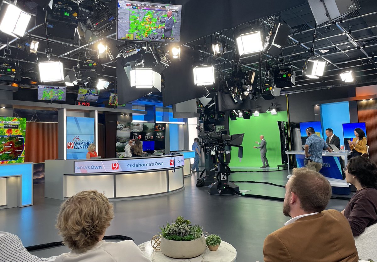 dezhill's tweet image. 🚨Field trip🚨
Thank you to @NEWS9 for hosting the #producing class field trip in the middle of breaking weather and news. The students learned so much!