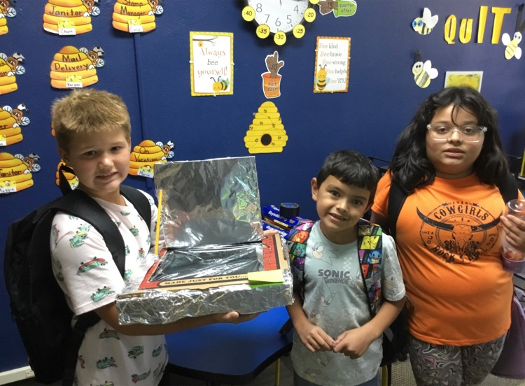 LakinBroncs215's tweet image. Mrs.Miller’s class making s’mores using their solar ovens! #3rdgradersrock #scienceisfun