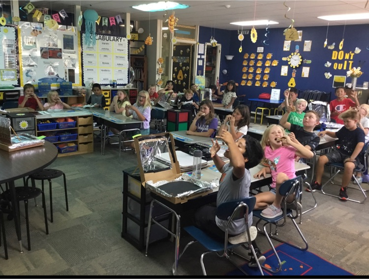 LakinBroncs215's tweet image. Mrs.Miller’s class making s’mores using their solar ovens! #3rdgradersrock #scienceisfun