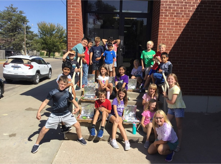 LakinBroncs215's tweet image. Mrs.Miller’s class making s’mores using their solar ovens! #3rdgradersrock #scienceisfun