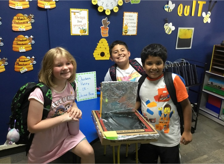 LakinBroncs215's tweet image. Mrs.Miller’s class making s’mores using their solar ovens! #3rdgradersrock #scienceisfun