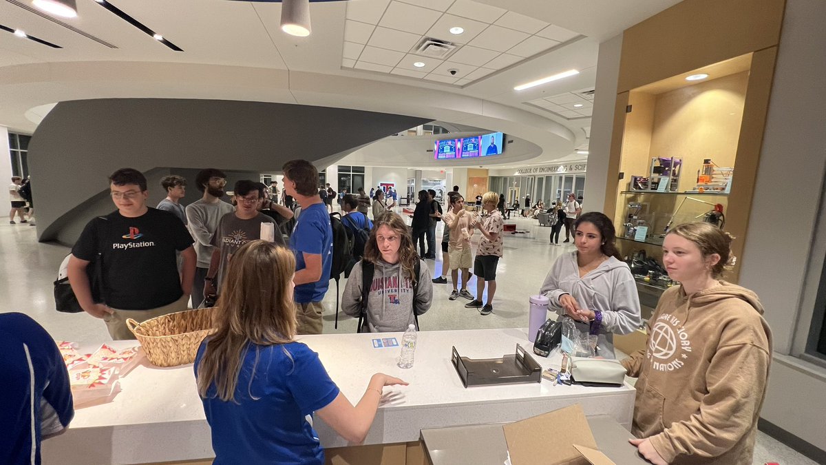 HeathTims's tweet photo. Awesome tradition of current @LATechCOES students supporting first-year #LWTL students after midterms. #COESculture is special https://t.co/HeZ9jCjkwk