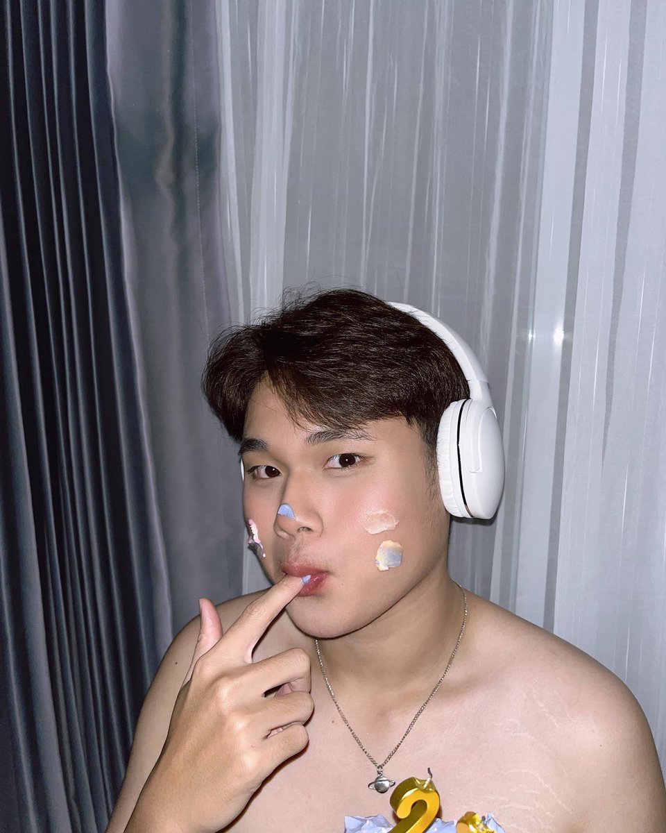 mooget4's tweet photo. I’m officially 23 🎂💝🎉 https://t.co/nwmJzDu3pJ
