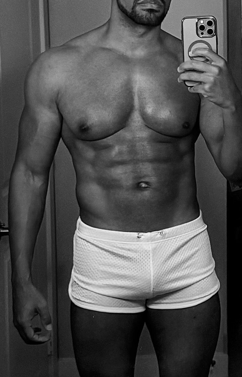Freakquensea's tweet photo. New iPhone. New progress pic. Autumn body. #polyvers https://t.co/Ycn83N0Jaq