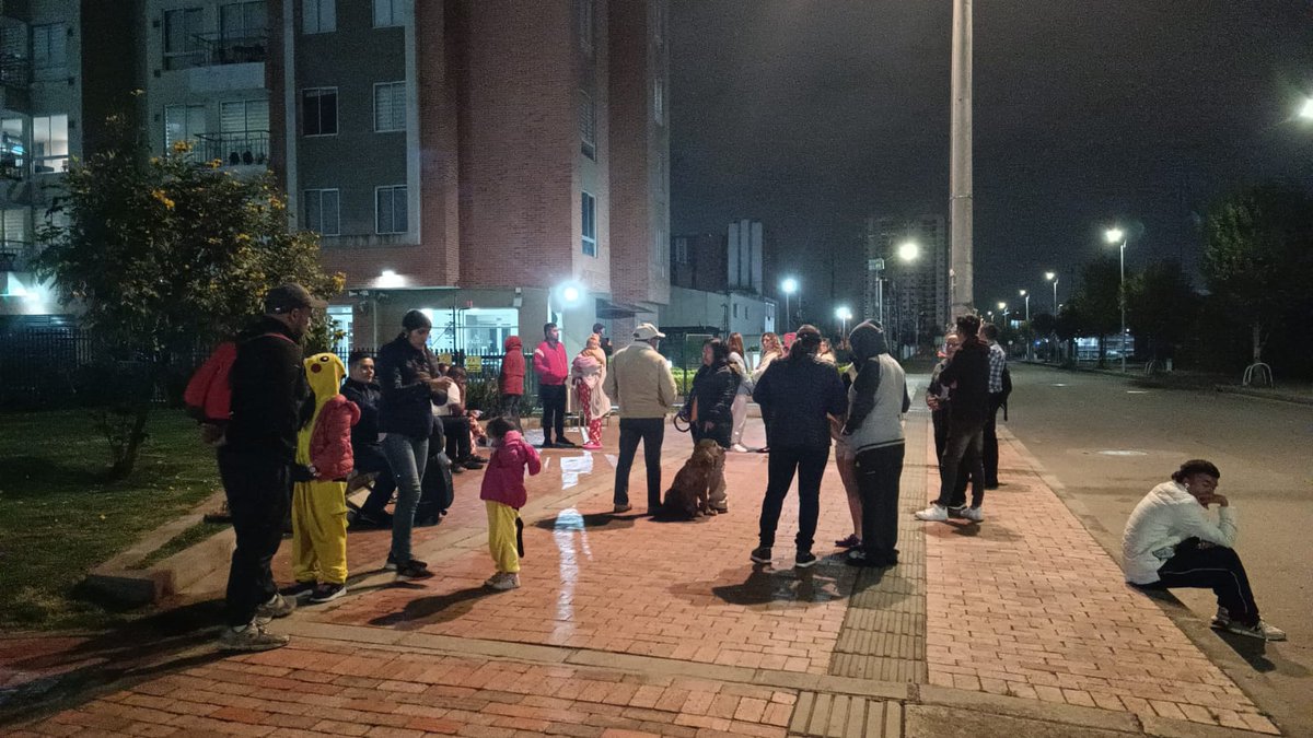 ServicioCivilD's tweet photo. En el #DASCD también hacemos parte del #SimulacroBogotáDíayNoche🌙🏡
Así participan los servidores, servidoras y colaboradores de la jornada que por primera vez se realiza en la noche y con la que nos preparamos ante las emergencias
¡Ejercicios pedagógicos que salvan vidas! 🙌🏻 https://t.co/7Iuv3U3BRJ