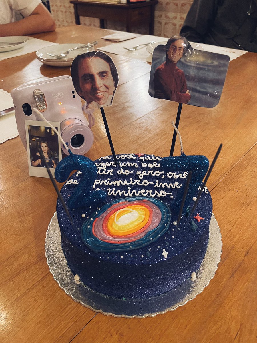 Olha, acho que nunca terei um bolo de aniversário mais legal do que esse! :)