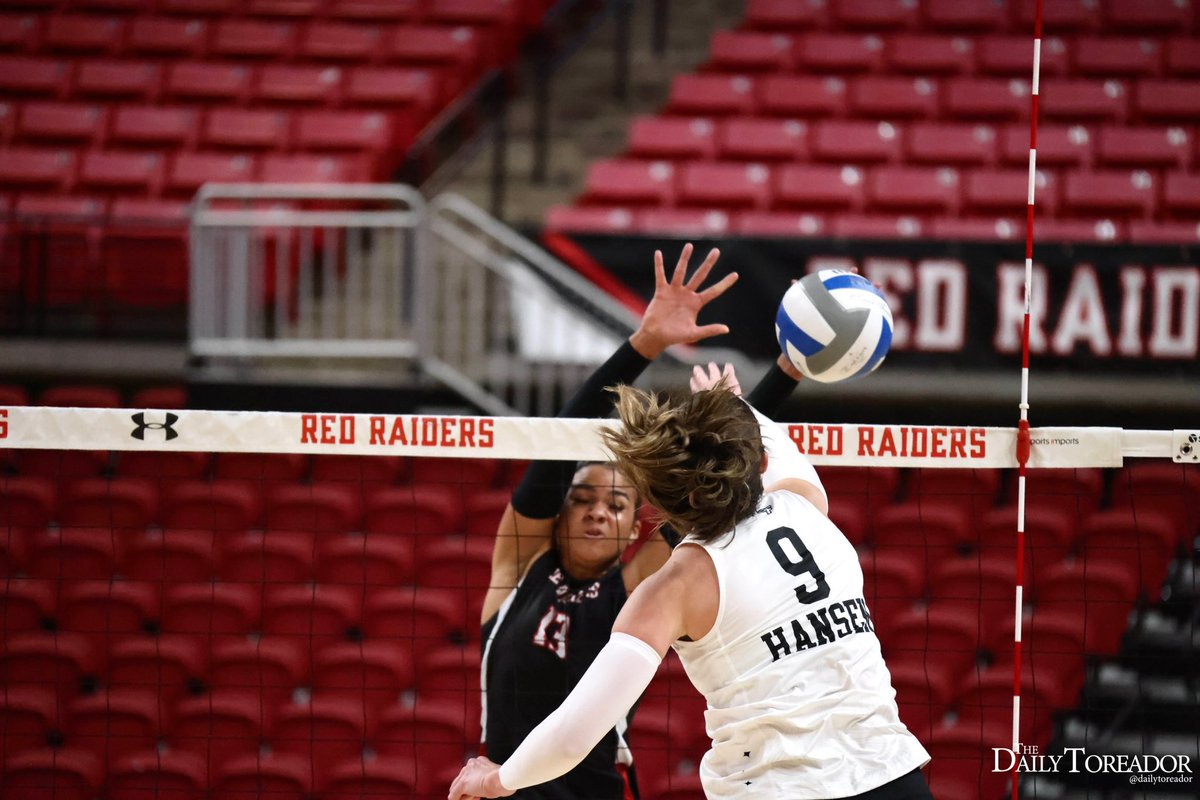 TheDT_sports's tweet photo. UCF sweeps Tech volleyball 3-0 in their first matchup as conference opponents. https://t.co/swmsCtGeOD