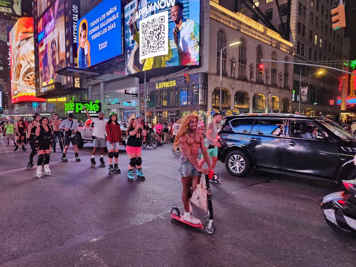 stanleymwc's tweet image. Because Manhattan #traffic isn&apos;t bad enough... #roadsareforcars #NYCproblems