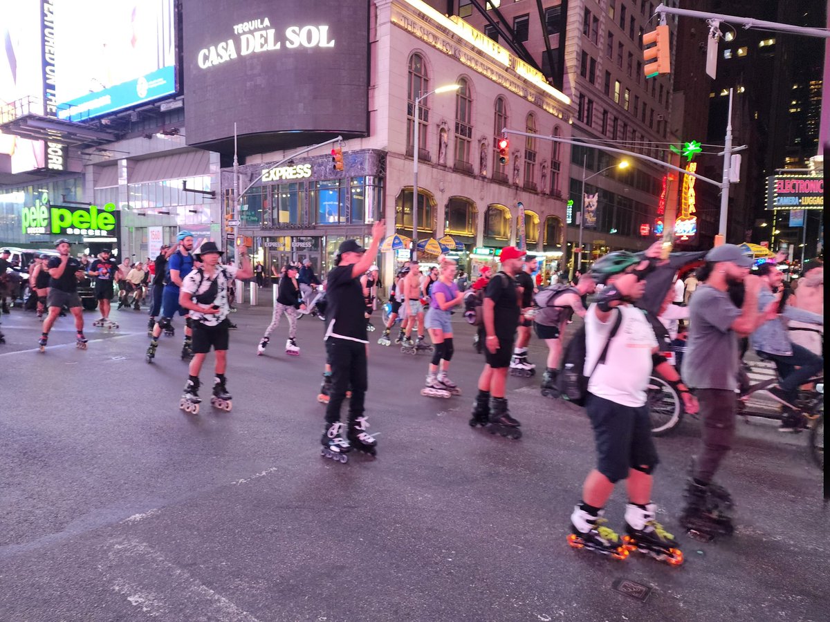 stanleymwc's tweet image. Because Manhattan #traffic isn&apos;t bad enough... #roadsareforcars #NYCproblems