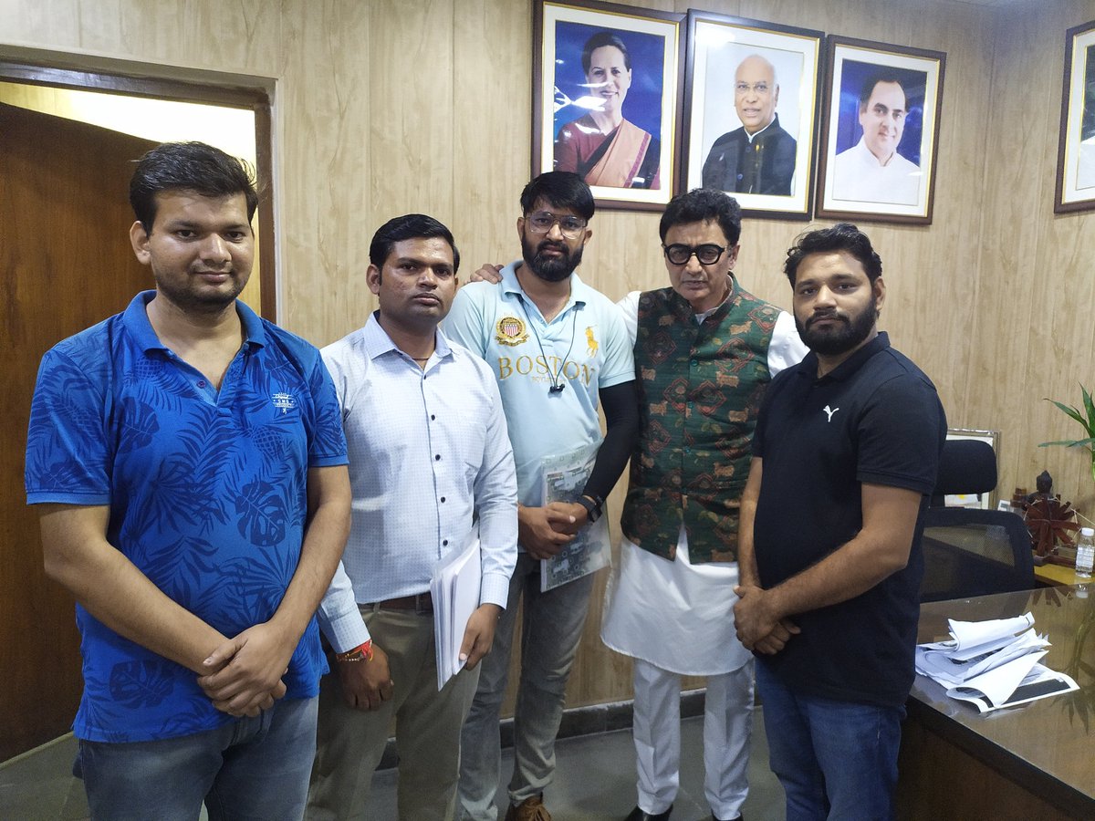 AnilPiploda's tweet photo. कंप्यूटर भर्ती में आरक्षित वर्ग के न्याय की उम्मीद में पिछले 9 दि��� से राजस्थान के युवा बेरोजगार @RahulGandhi के घर के बाहर मिलने के लिए डटे हुए है
#आरक्षित_वर्ग_को_न्याय_दो
#कंप्यूटर_अनुदेशक_भर्ती_में_शिथिलता_दे
@ashokgehlot51 @Dr_Uditraj @_lokeshsharma  @GovindDotasra https://t.co/T3hoHnuFvu