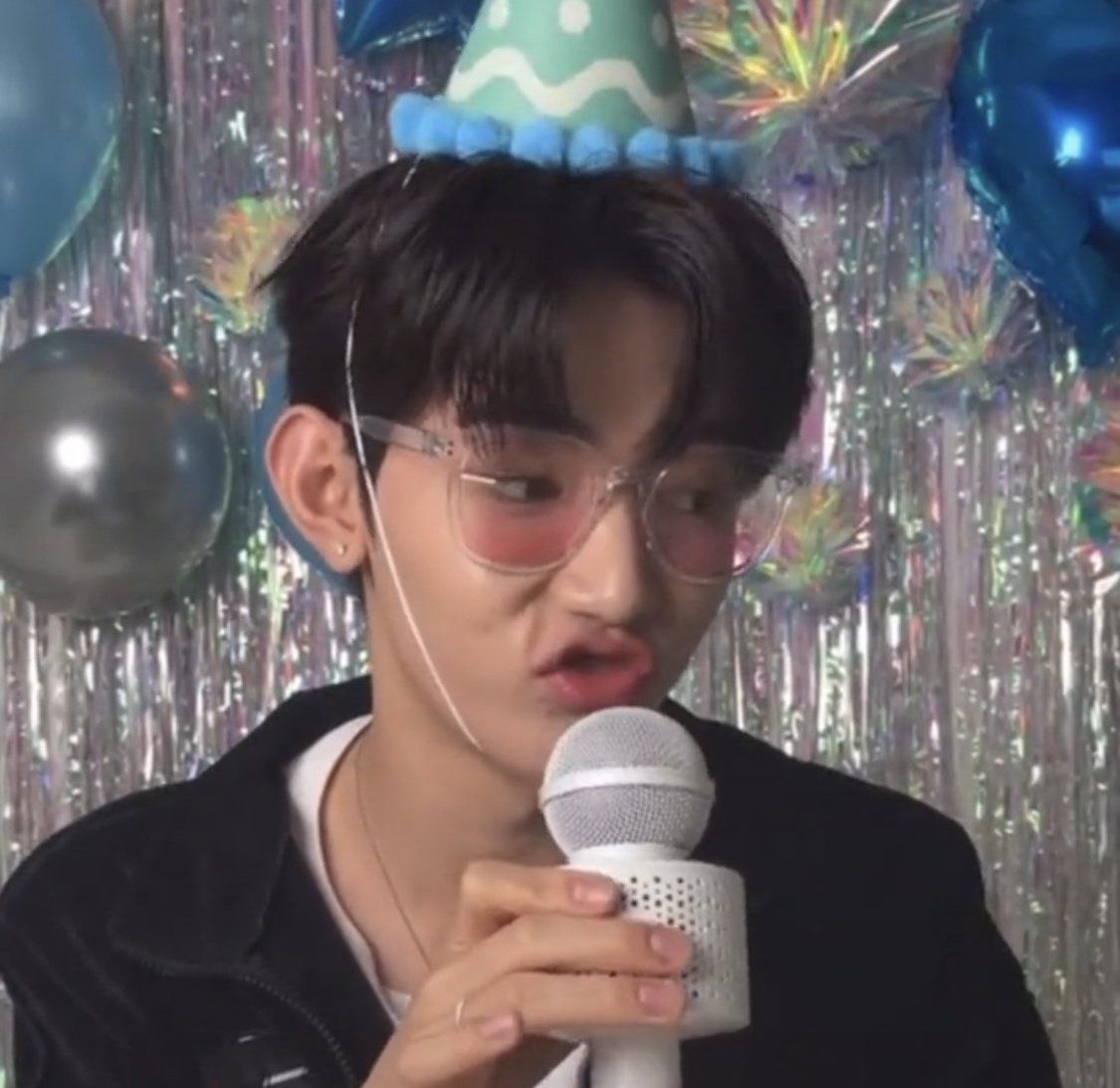 starfess's tweet photo. -star dipikir2 zhang hao cerdik bgt, alesan dia milih live di apk berbayar sebenernya buat hindarin copyright krn tiap live itu full play lagu kpop &amp; random dance, tp itu yg bikin fans yg awalnya gak subs jd subs 🤣 marketingnya luar biasa. https://t.co/8369WFYLGN