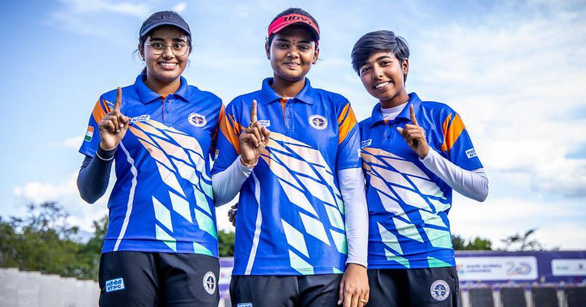 India_AllSports's tweet photo. News Flash: 
Archery: India storm into FINAL of Compound Women's Team event. 
Trio of Jyothi, Aditi & Parneet beat Indonesian team 233-219.  

As the pic suggests,  our girls are targeting nothing less than No. 1 spot here 😍  

#AGwithIAS #IndiaAtAsianGames #AsianGames2022