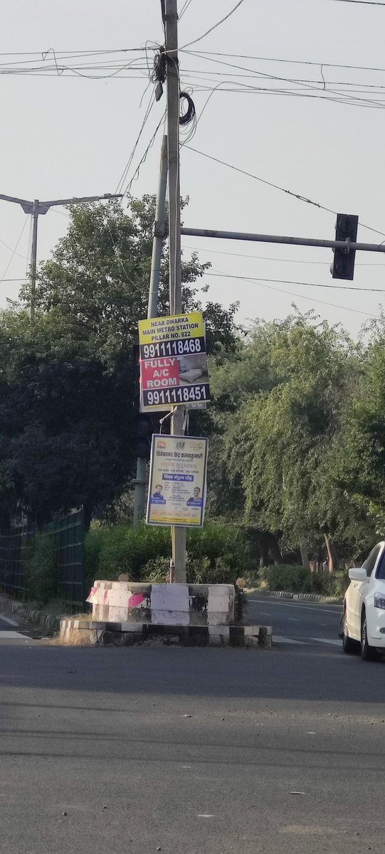 sonalini_singh's tweet photo. @dtptraffic Pls look into this traffic signal which is hiding behind the Billboard. This is near IP University, Dwarka. https://t.co/yW6bTzrTOY