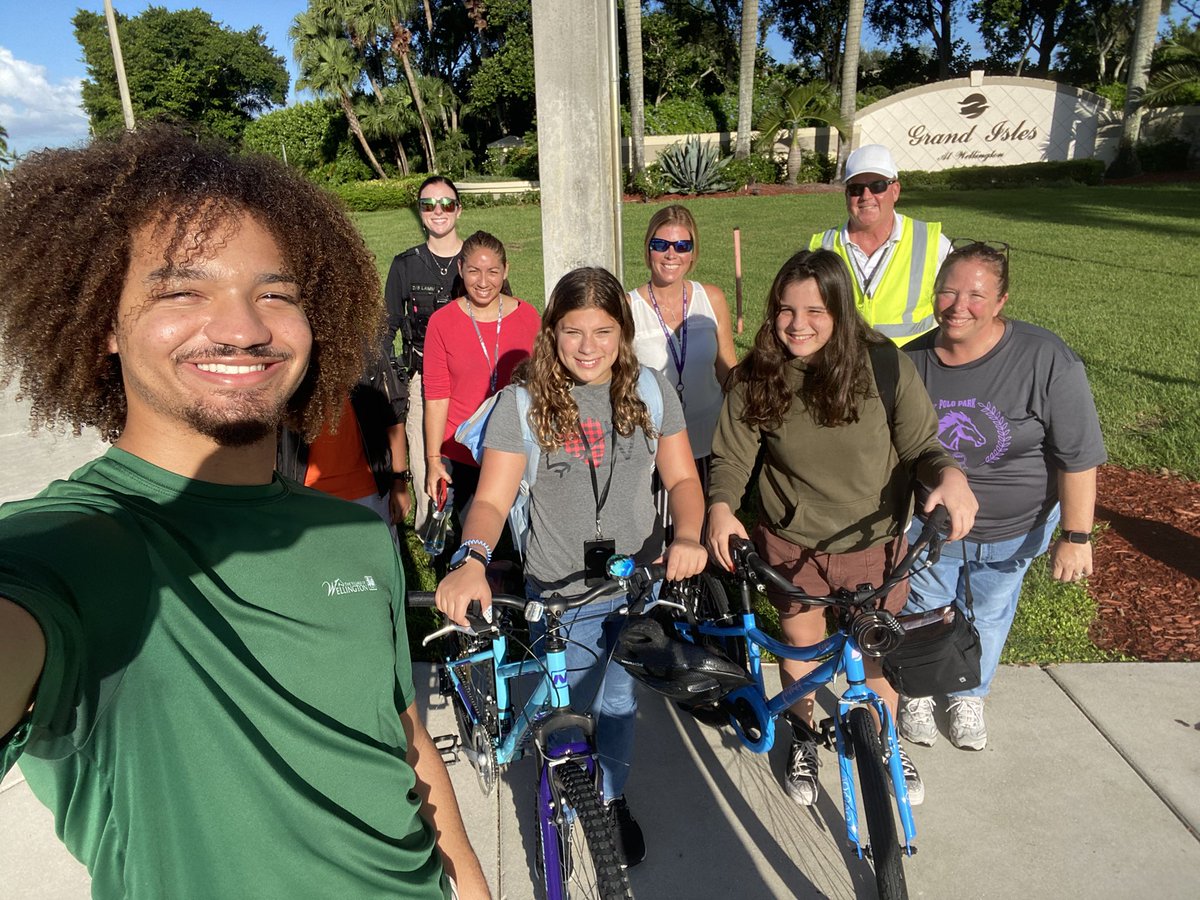 DrJennGalindo's tweet image. Wonderful morning to walk to school. National Walk to School Day. Thank you to the Village of Wellington for always supporting us.  #PPMS #stallionpride