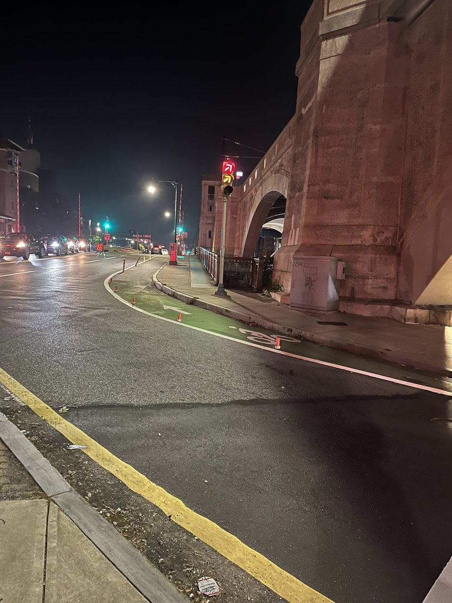 Dustin_Michels's tweet photo. @BOS311 @MassDOT @MassDOT the sad, decimated flex posts remain https://t.co/nKVwof4Zox